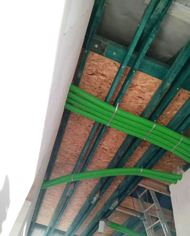 System wentylacyjny w trakcie montażu – elastyczne rury