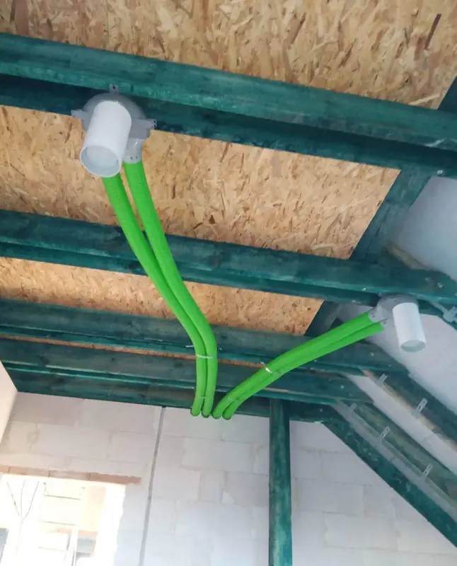 Świeżo zamontowane rury wentylacyjne na suficie