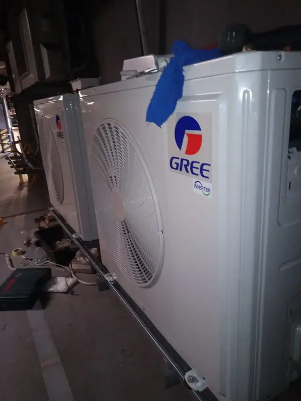 Klimatyzatory firmy Gree świeżo zamontowane i wiszące na ścianie