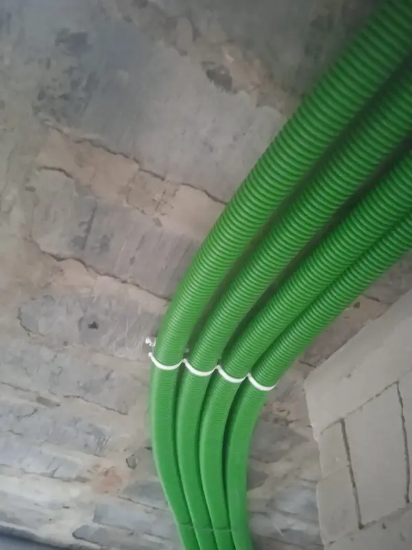 Zielone, giętkie rury od wentylacji