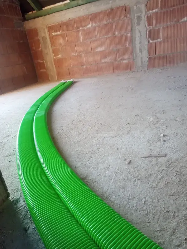 Para podłużnych, płaskich rur