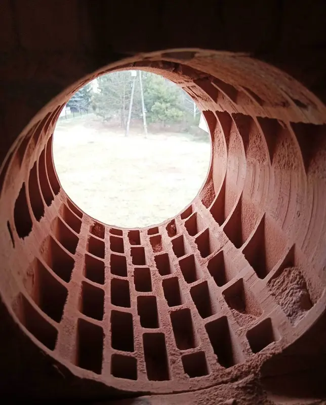 Otwór o dużej średnicy, przez który będą ciągnęły się przewody wentylacyjne