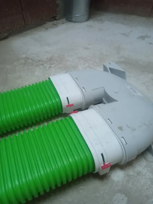 Para giętkich, zielonych rur od systemu rekuperacji