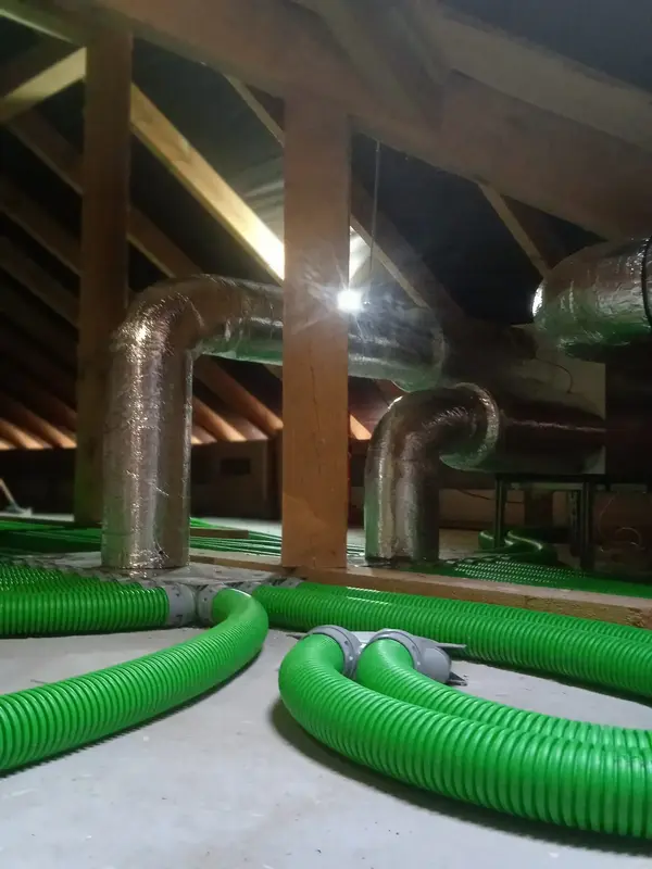 Zamontowany na strychu system klimatyzacji