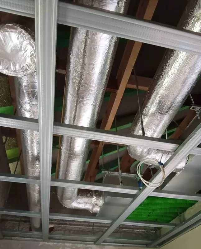 Grube, aluminiowe rury odprowadzające ciepło zamontowane na poddaszu