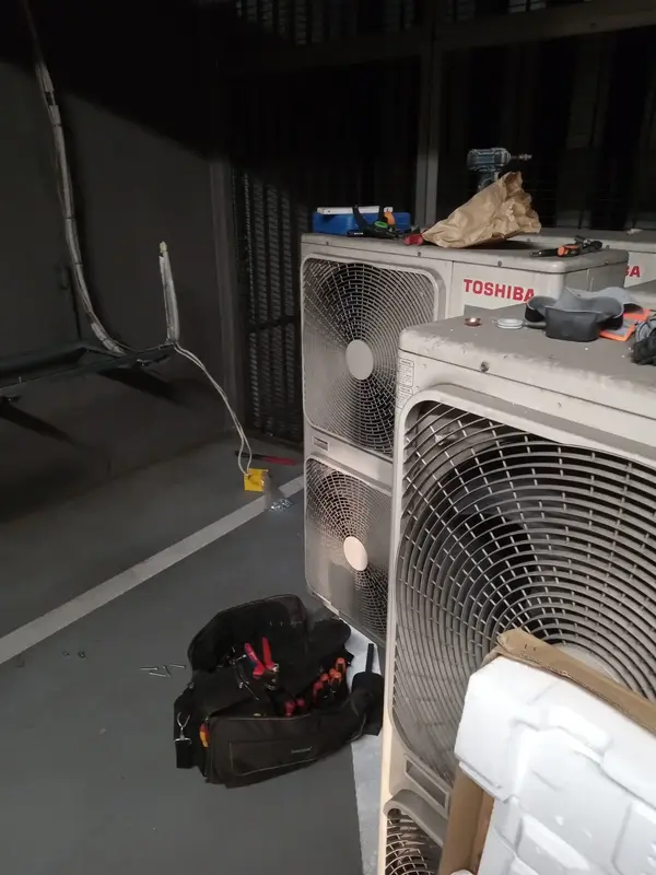 Klimatyzatory na świeżo przed procesem montażu