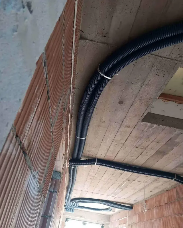 Czarne rury, przez które leci powietrze zamontowane na suficie