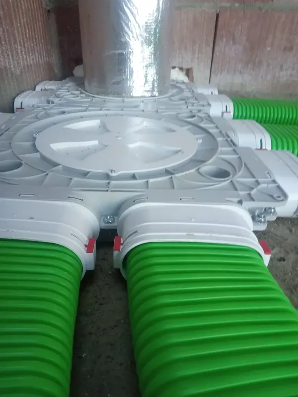 System rur podłączony do rozgałęzienia, który scala wszystkie rury