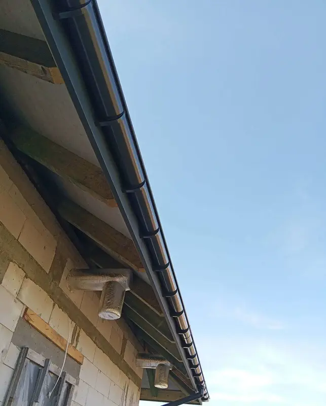 Ważne elementy systemu rekuperacji zamontowane na zewnątrz pod dachem budynku