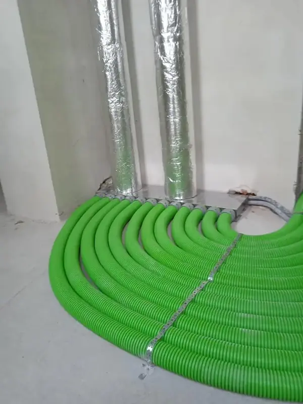 Zielone, giętkie przewody, przez ktore leci powietrze