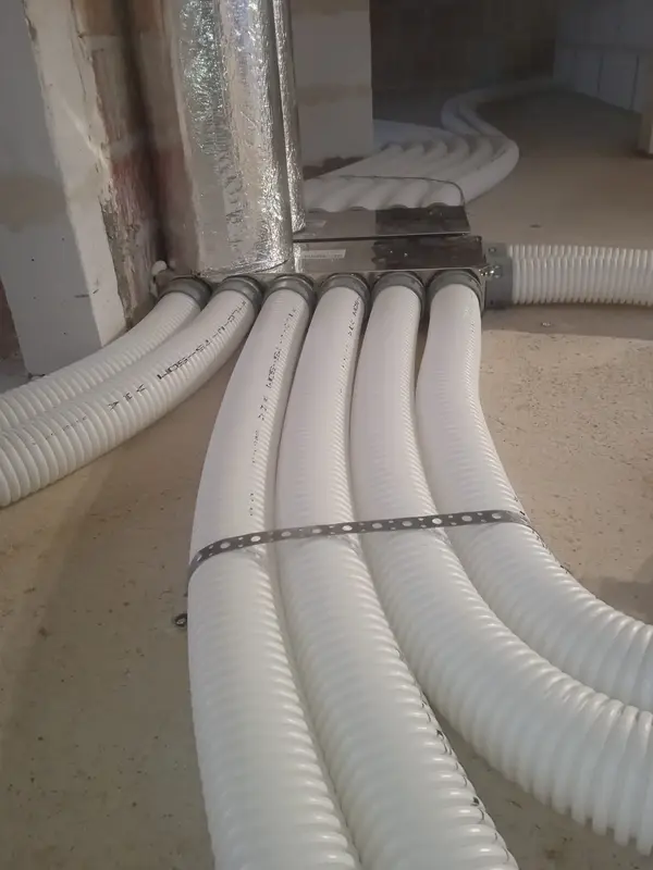 Zestaw białych rur, przez które przepływa powietrze