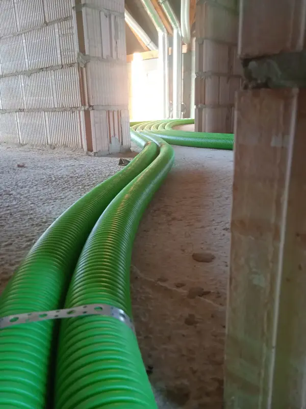 Para elastycznych, zielonych rur wychodząca od rekuperatora