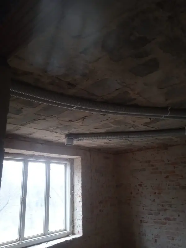 Ciemne, rury wentylacyjne zamontowane na suficie