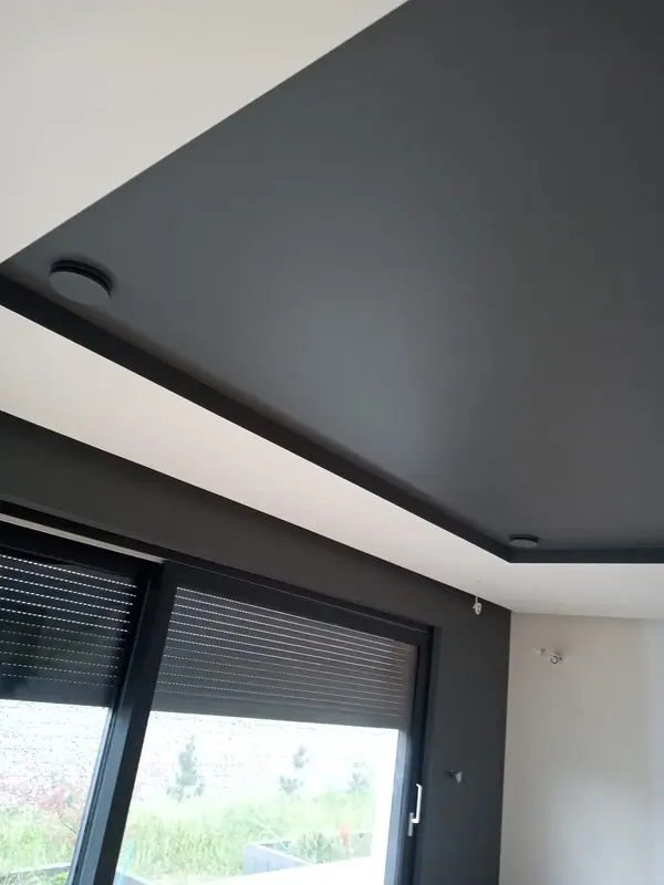 Kanały w suficie, które są częścią instalacji rekuperacji